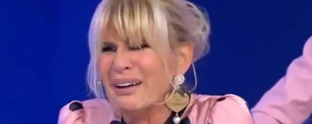 Uomini e Donne, Gemma Galgani e l'esterna con Rocco: approccio spinto, finisce in disgrazia