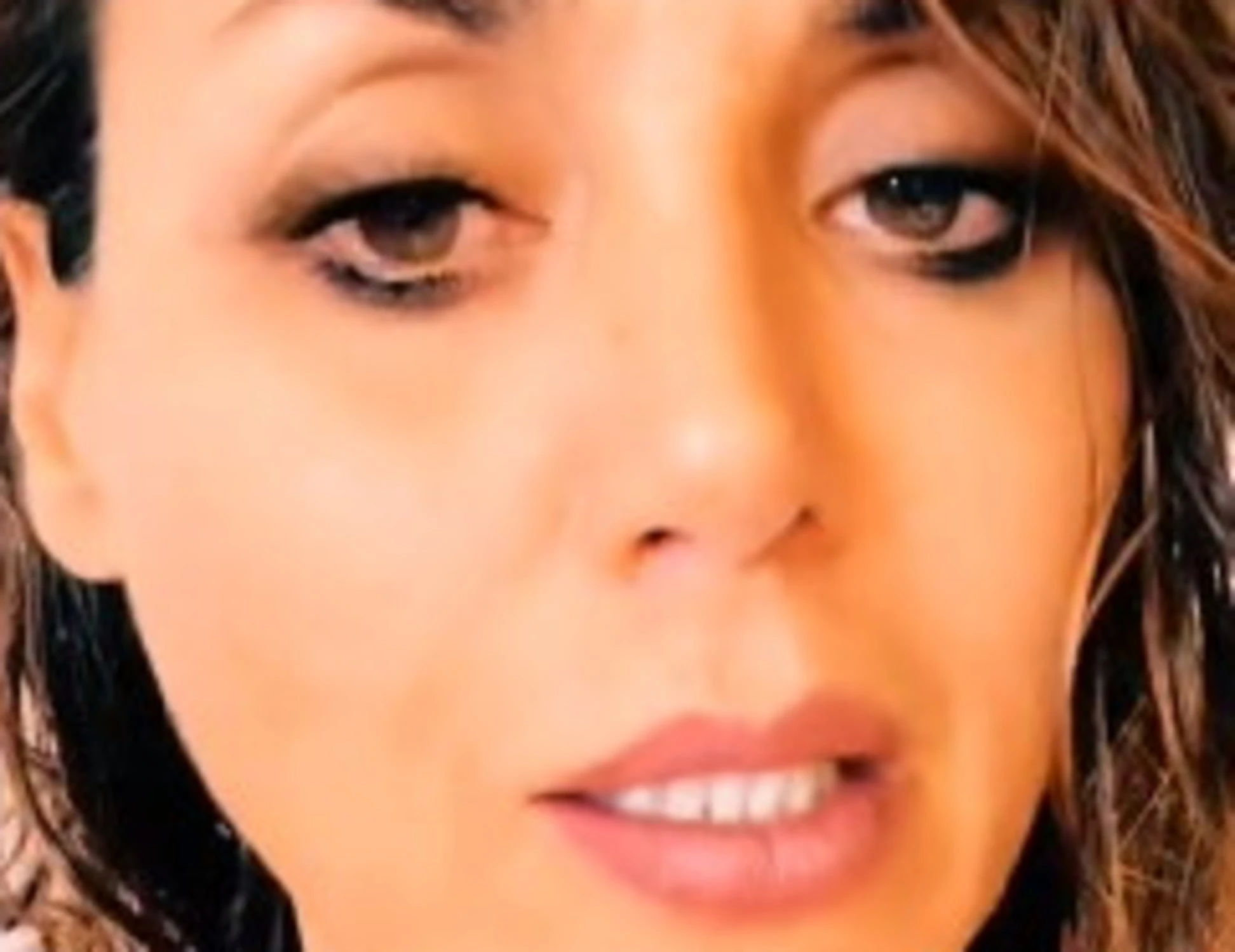 Daniela Martani aggredita in spiaggia: "Mani addosso, ignoranti cafoni"