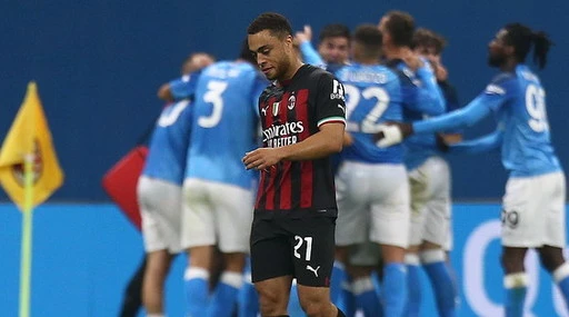 Napoli batte il Milan, decisivo il gol di Simeone: azzurri in testa con l'Atalanta
