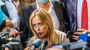 Giorgia Meloni contro Giuseppe Conte: "Incitare i cittadini alla delazione per scovare i raduni? Deriva poliziesca"