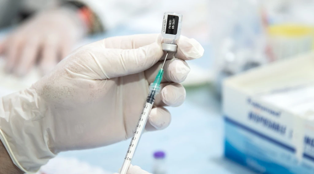 Coronavirus, vaccinata a 9 anni al posto del padre: le conseguenze dello scambio di persona, medico licenziato in tronco