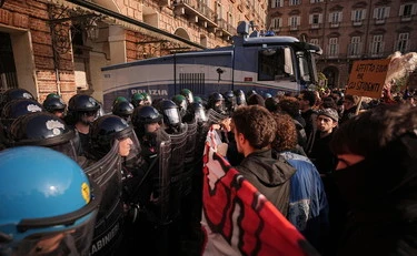 Violenza durante le manifestazioni, blitz della Polizia in tutta Italia