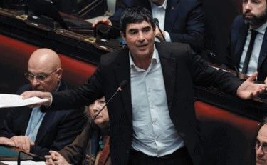 Ai compagni non bastano le dimissioni