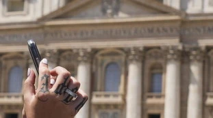 Vaticano, "sono vicino al Papa": chi finge di essere per portare a letto sua zia