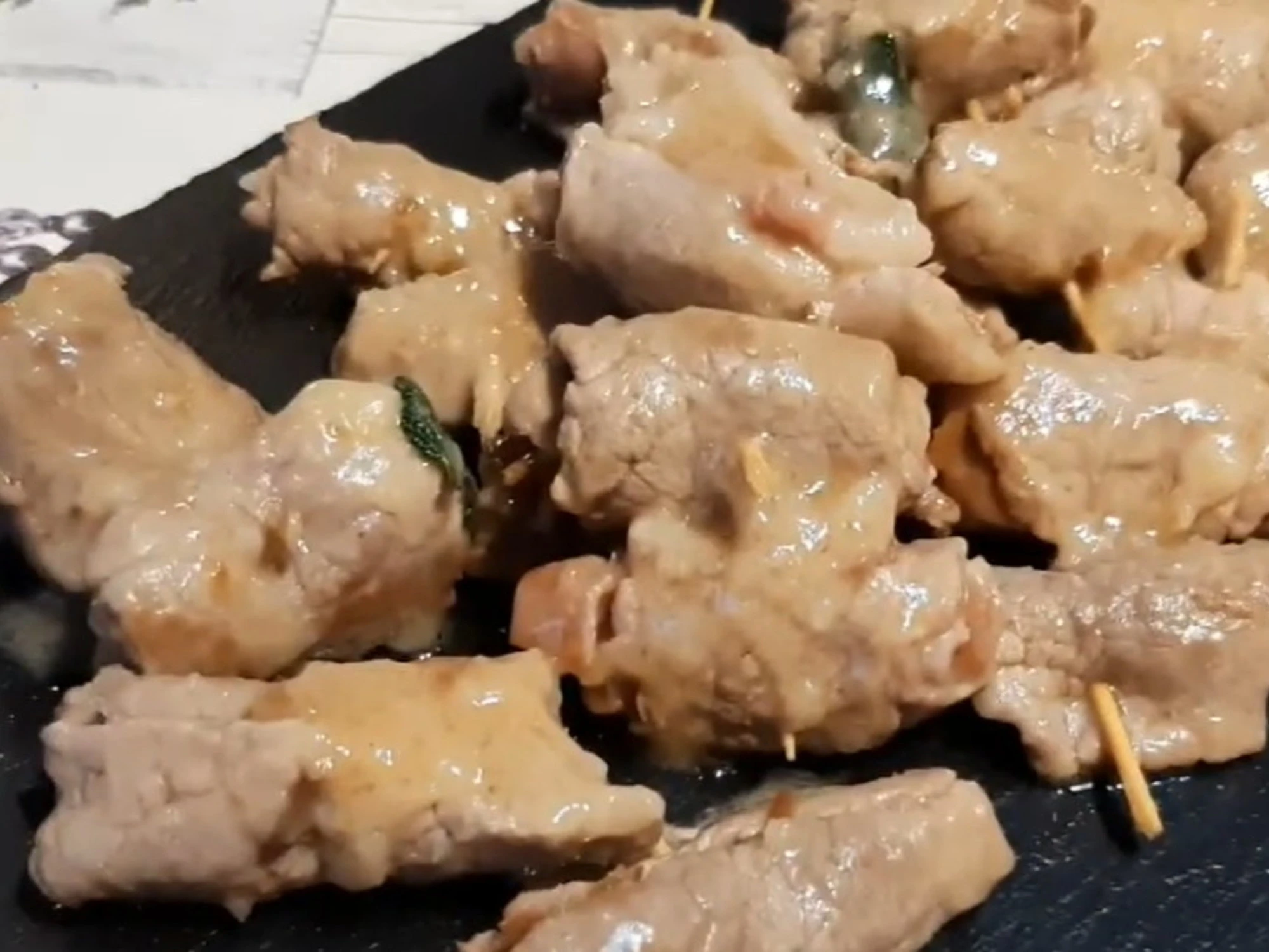 Rapidità, gusto e nemesi: l'alchimia unica dei saltimbocca alla romana