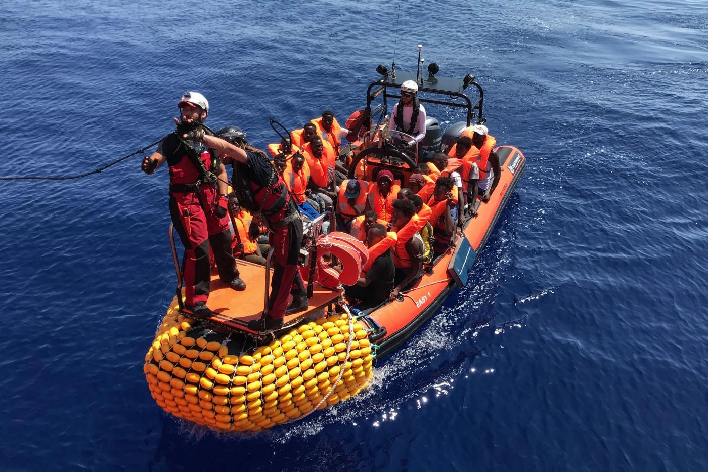 Ocean Viking, altro soccorso di migranti. Italia, crisi di governo e nuova invasione delle Ong
