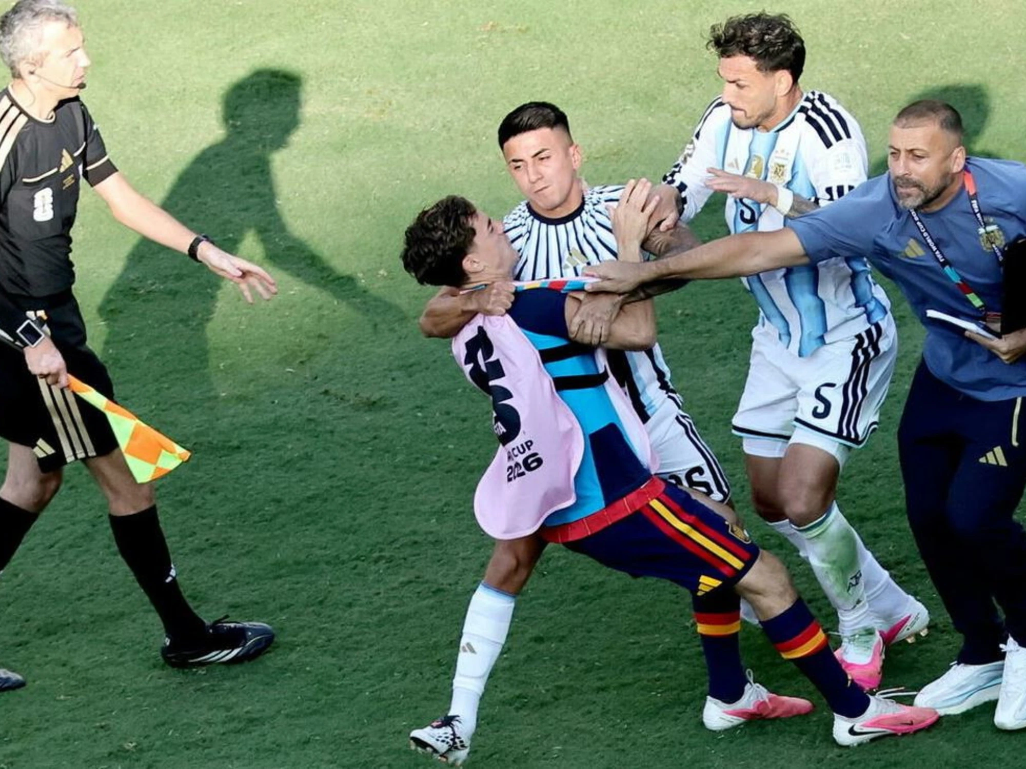 Spagna-Argentina, pugni, insulti e spintoni: la scena vergognosa che nessuno ha visto
