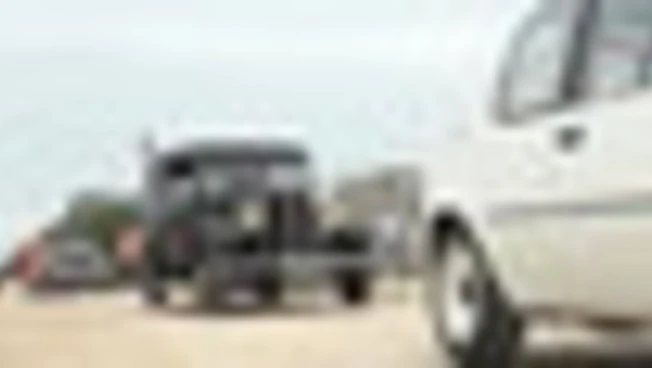 Rolls Royce e Cinquecento, la parata delle auto d'epoca a Parigi