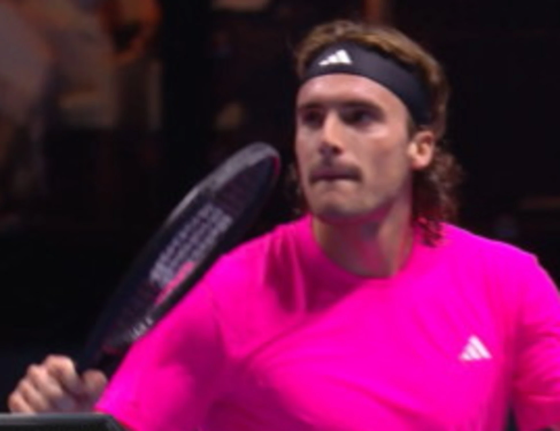 Cosa pubblica Tsitsipas mentre &egrave; in campo con Sinner: esplode il caso
