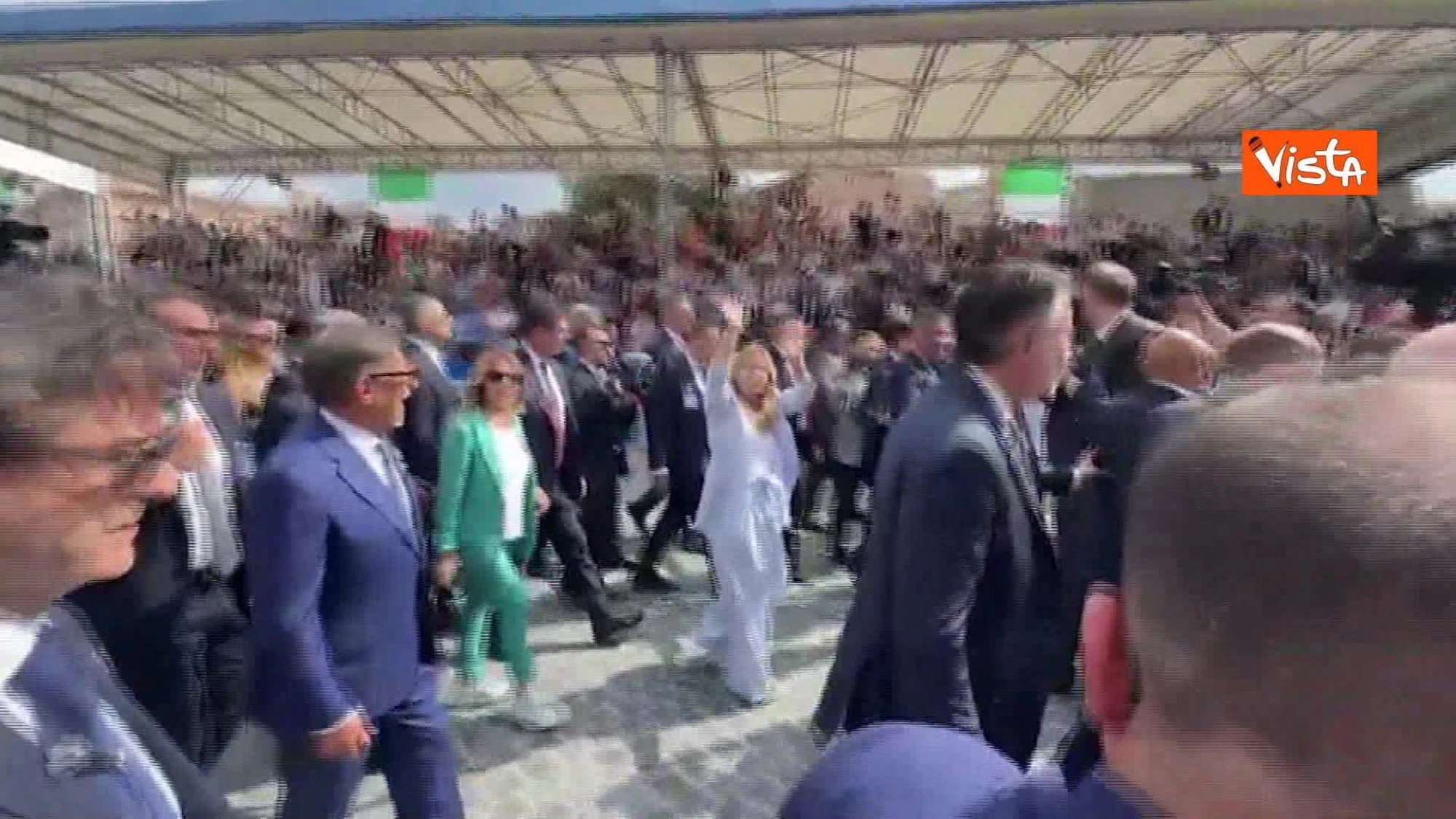 Giorgia Meloni, prima l'ovazione e poi questo coro: il video che fa impazzire la sinistra