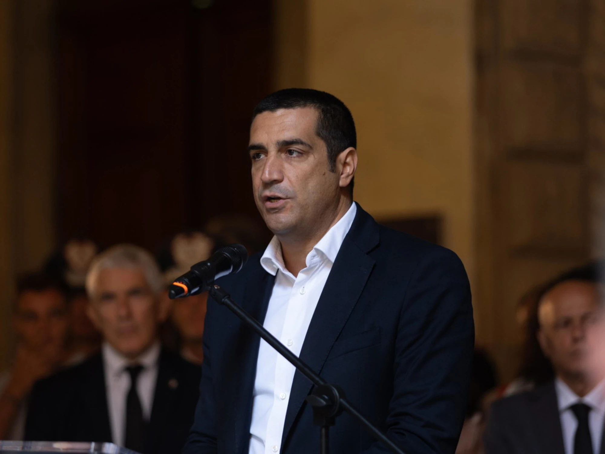 De Pascale, l'ultima sparata pro-migranti: "Permesso per merito", insorge Fdi