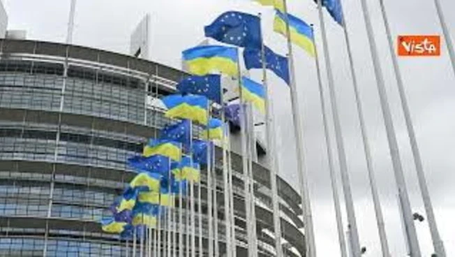 Bandiere Ucraina sventolano al Parlamento Europeo nel 4° anniversario dell'invasione russa