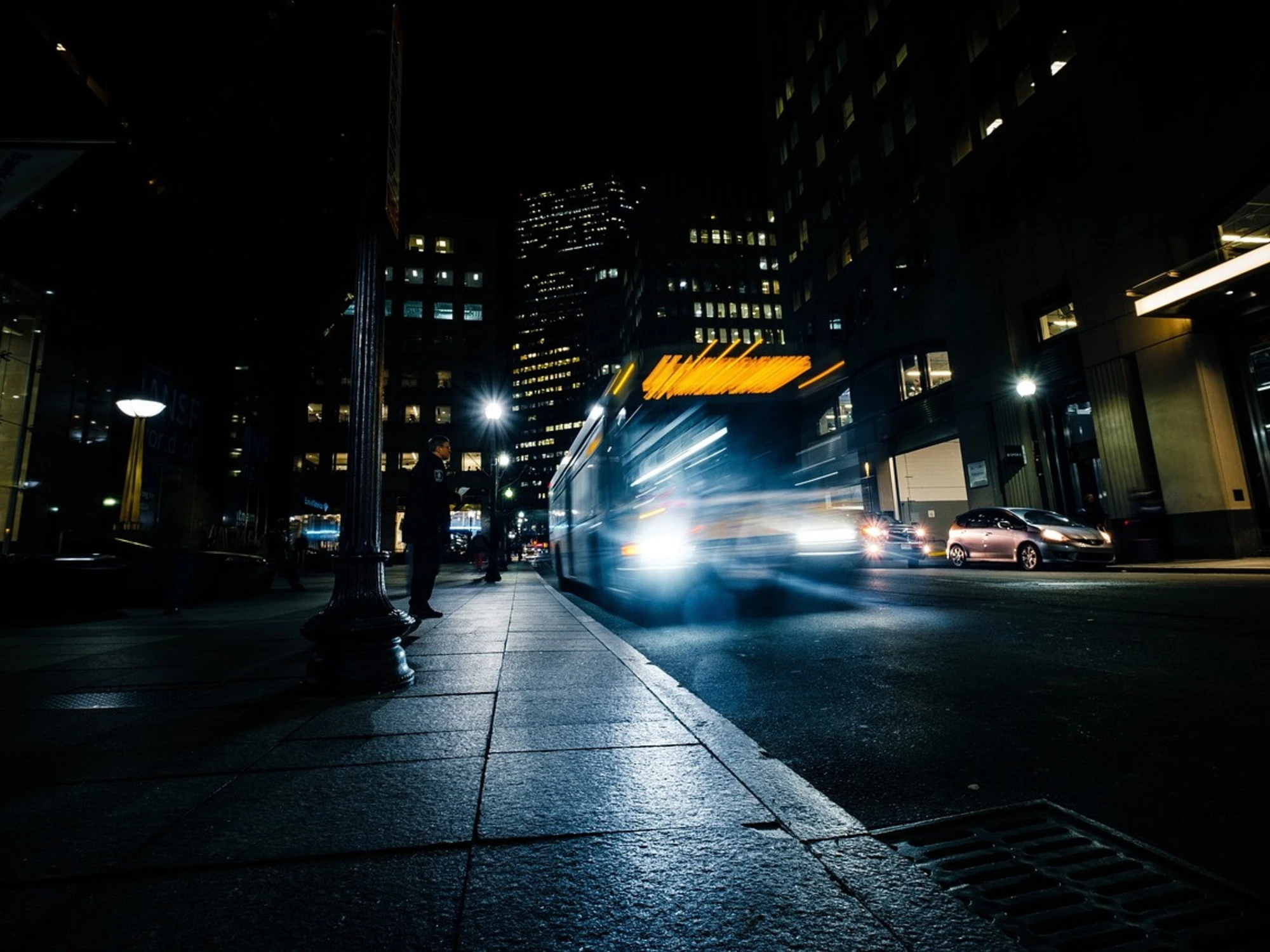 Autista dell'Atac accoltellato a Roma: scatta la caccia all'uomo