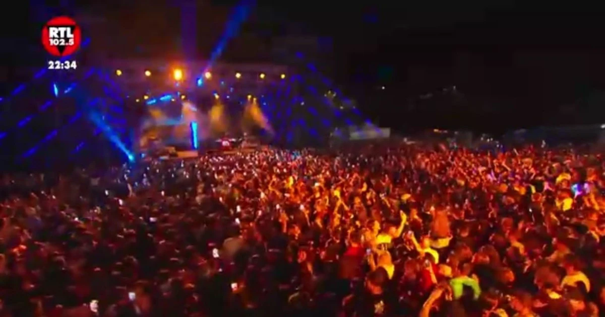 Rtl102.5 infiamma Napoli, la piazza balla con la musica 70-80-90 di Massimo Alberti