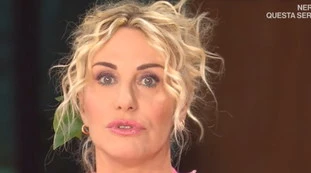 The Voice Senior, boom di Antonella Clerici: "Battuta concorrenza becera e volgare", il Vip che non si trattiene