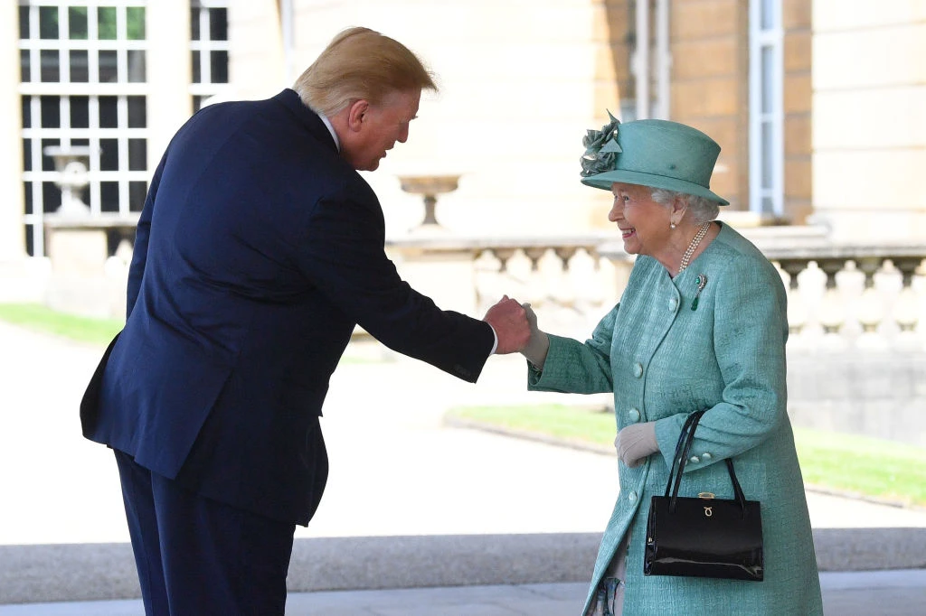 Regina Elisabetta e Trump, non solo virile stretta di mano. Buckingham Palace sconvolto: il gesto al banchetto