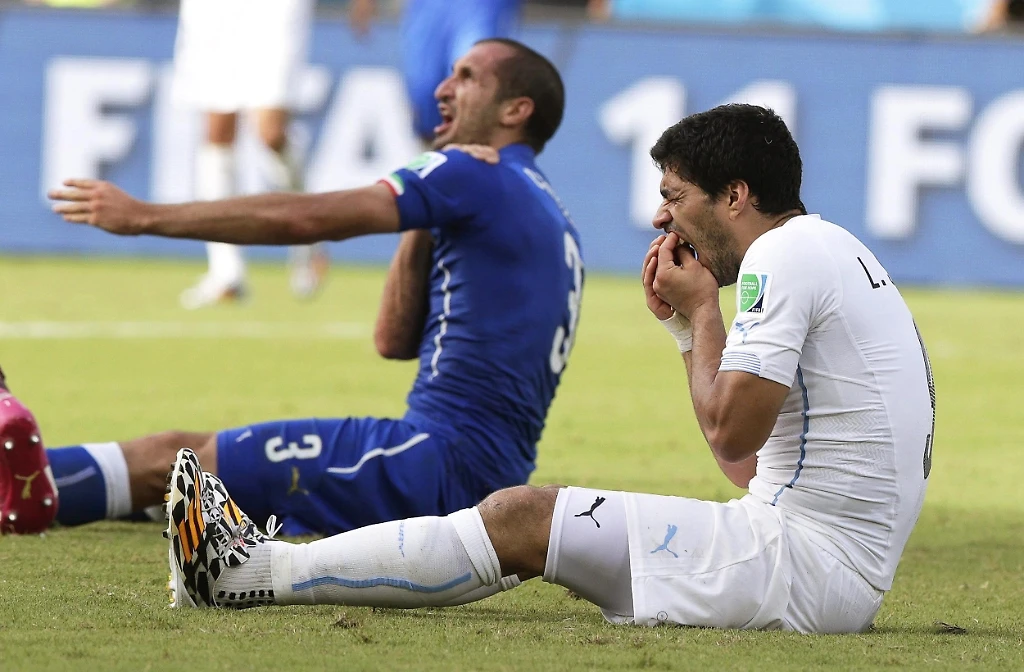 La verità di Suarez su morso a Chiellini: "Ho perso l'equilibrio e gli sono caduto addosso"