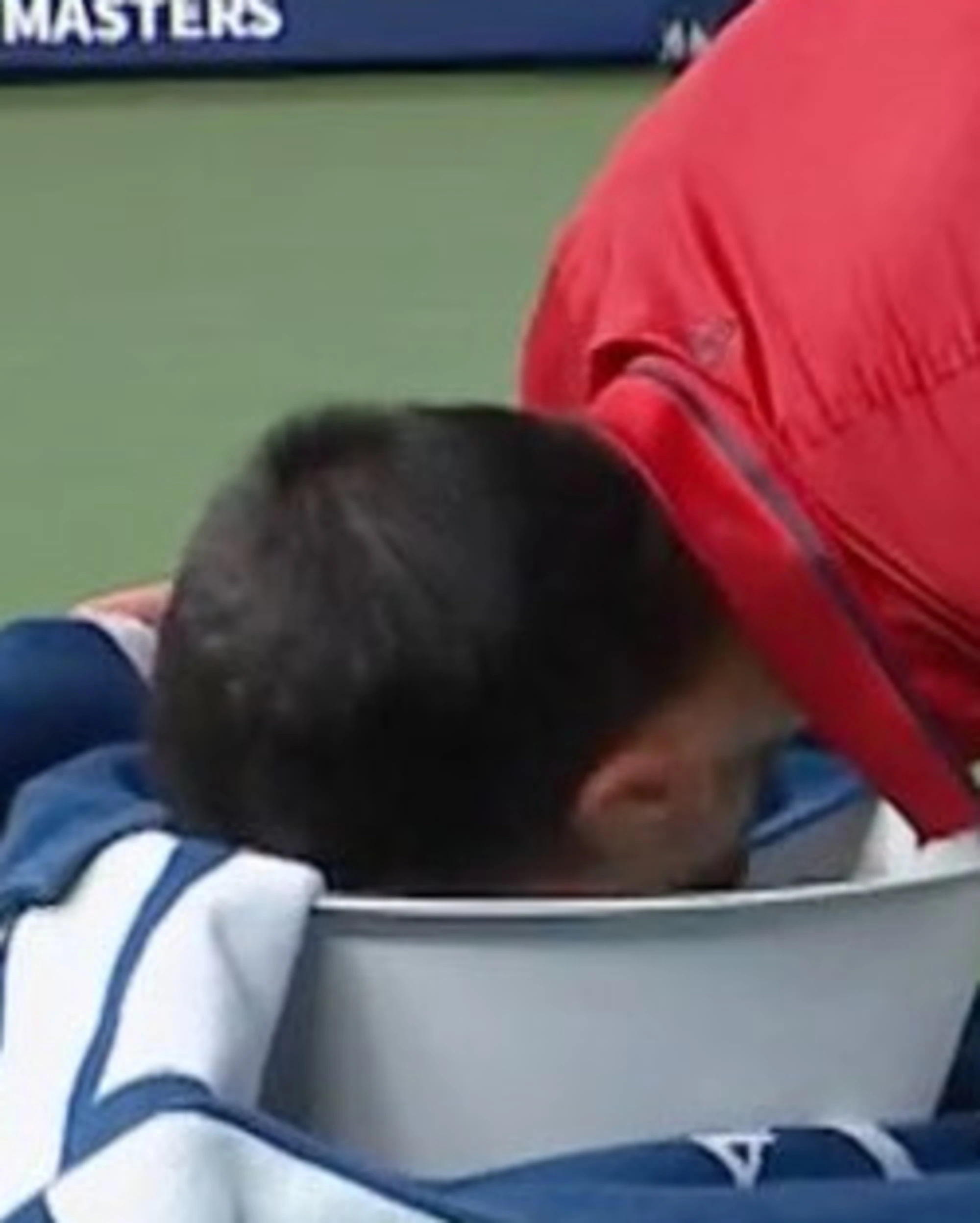 Novak Djokovic, dramma e martirio in campo a Shanghai: immagini-choc