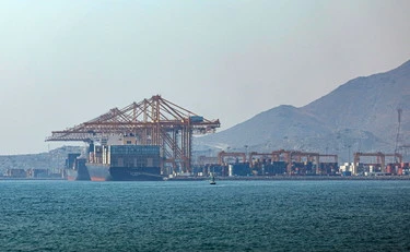 Hormuz, stretto chiuso e missili sulle navi. Usa, pioggia di fuoco in Iran: si Ã¨ riscatenato il caos