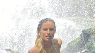 Michelle Hunziker, curve esagerate: bagno tra le cascate, in bikini è uno spettacolo della natura