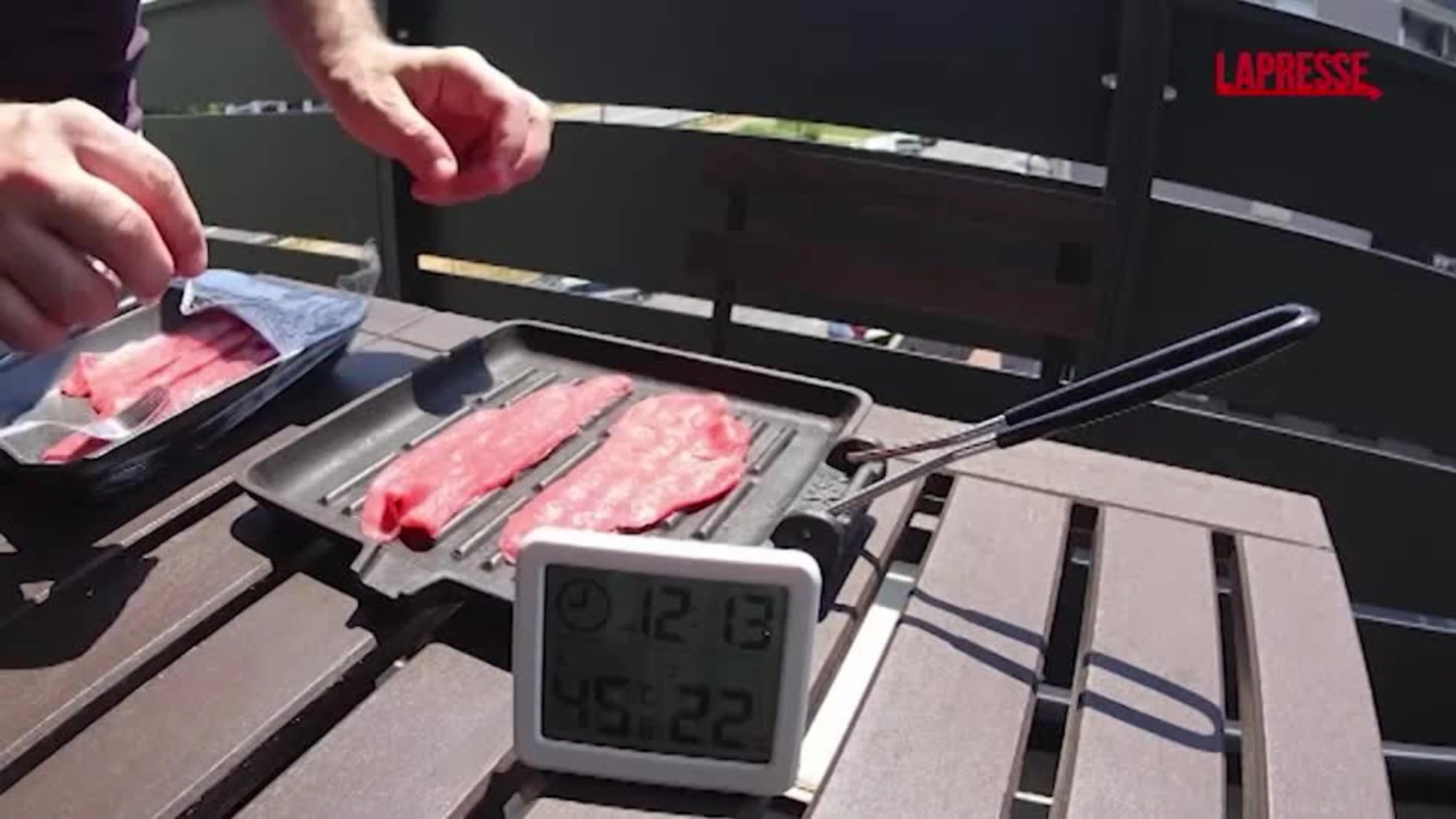 Caldo, esperimento a Milano: la carne sul terrazzo cuoce dopo 20 minuti