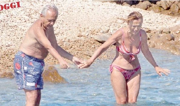 Le lacrime di Elsa: anche in bikini al mare non smette di piangere