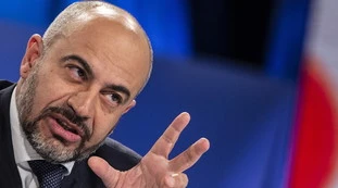 Gianluigi Paragone, la "furbata" dell'Ue per aiutare l'Italia con il coronavirus è "un prestito senior"