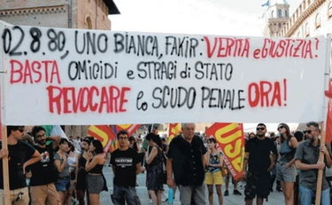 Bologna, 2 agosto: l'agghiacciante striscione contro la polizia