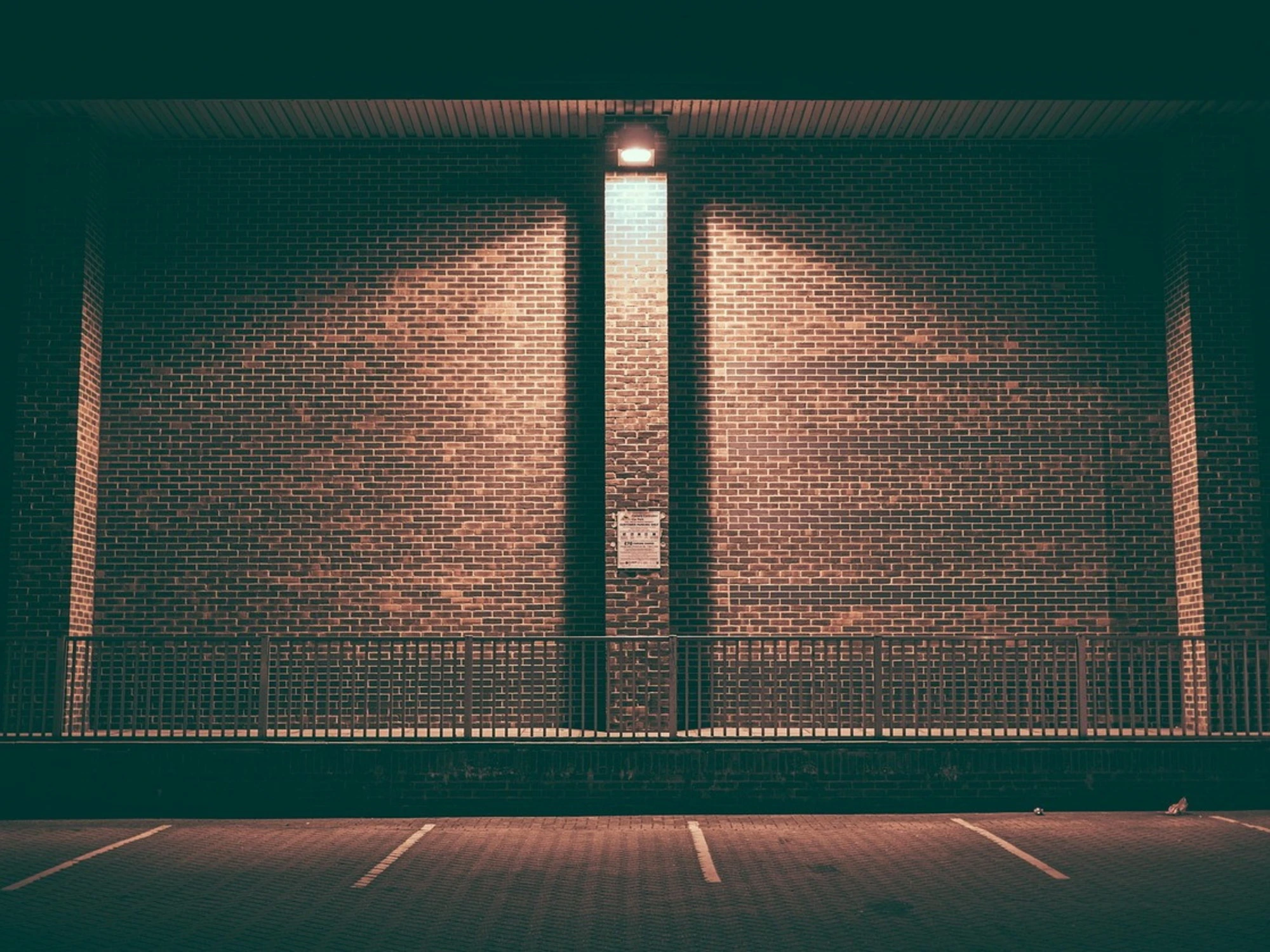 Ravenna, droga la fidanzatina minorenne e abusa di lei nell'auto