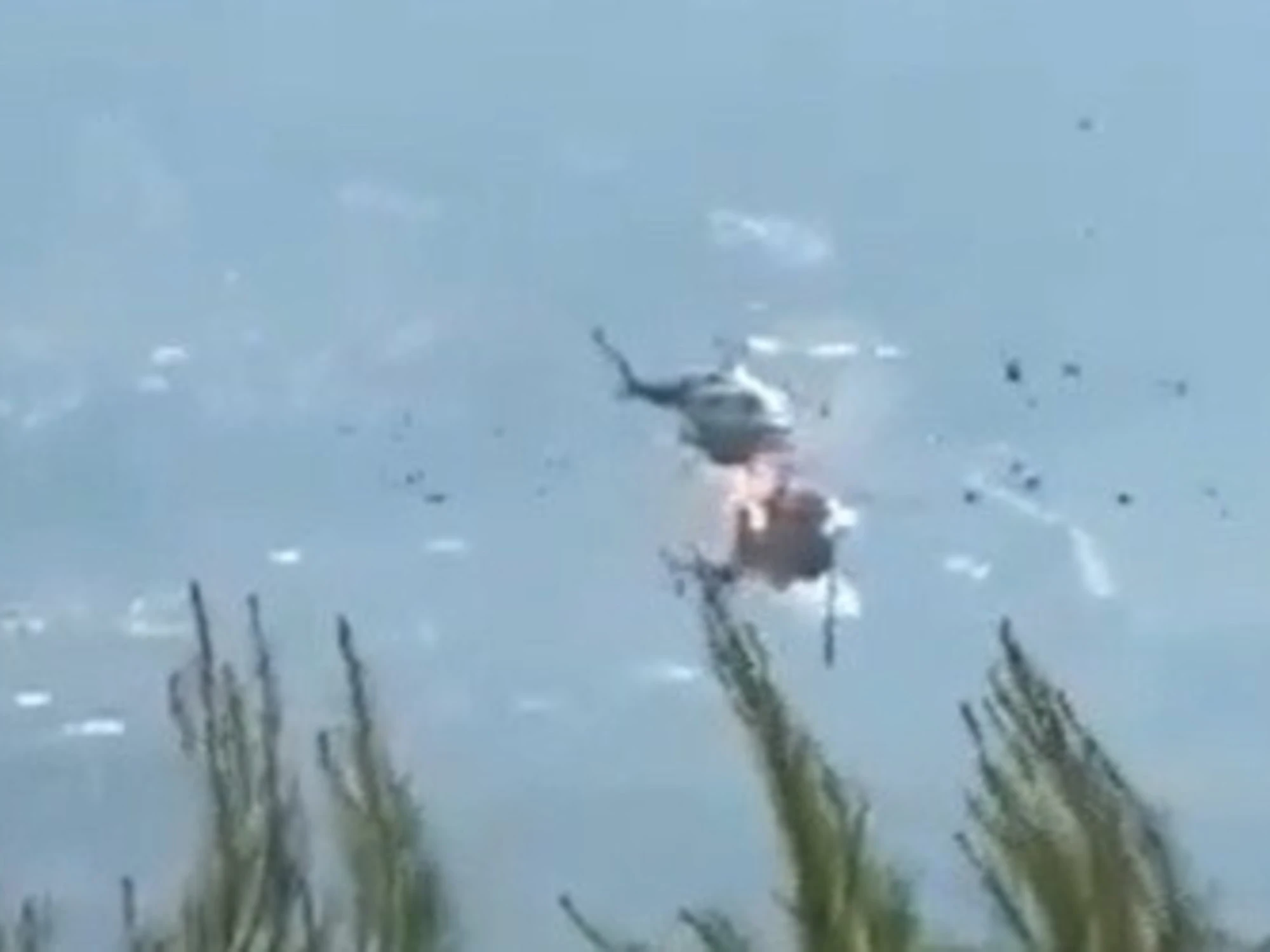 Grecia, due elicotteri antincendio si schiantano in volo: il video della tragedia