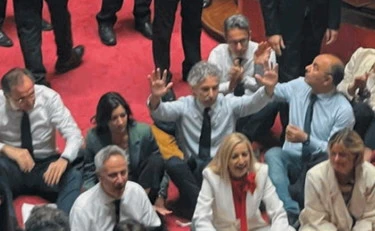 Sinistra senza vergogna: "Serve più sicurezza", ma ha lasciato porte aperte a ladri, abusivi e clandestini