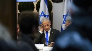 Netanyahu, grida e attacchi in Parlamento: "Ora, ora"