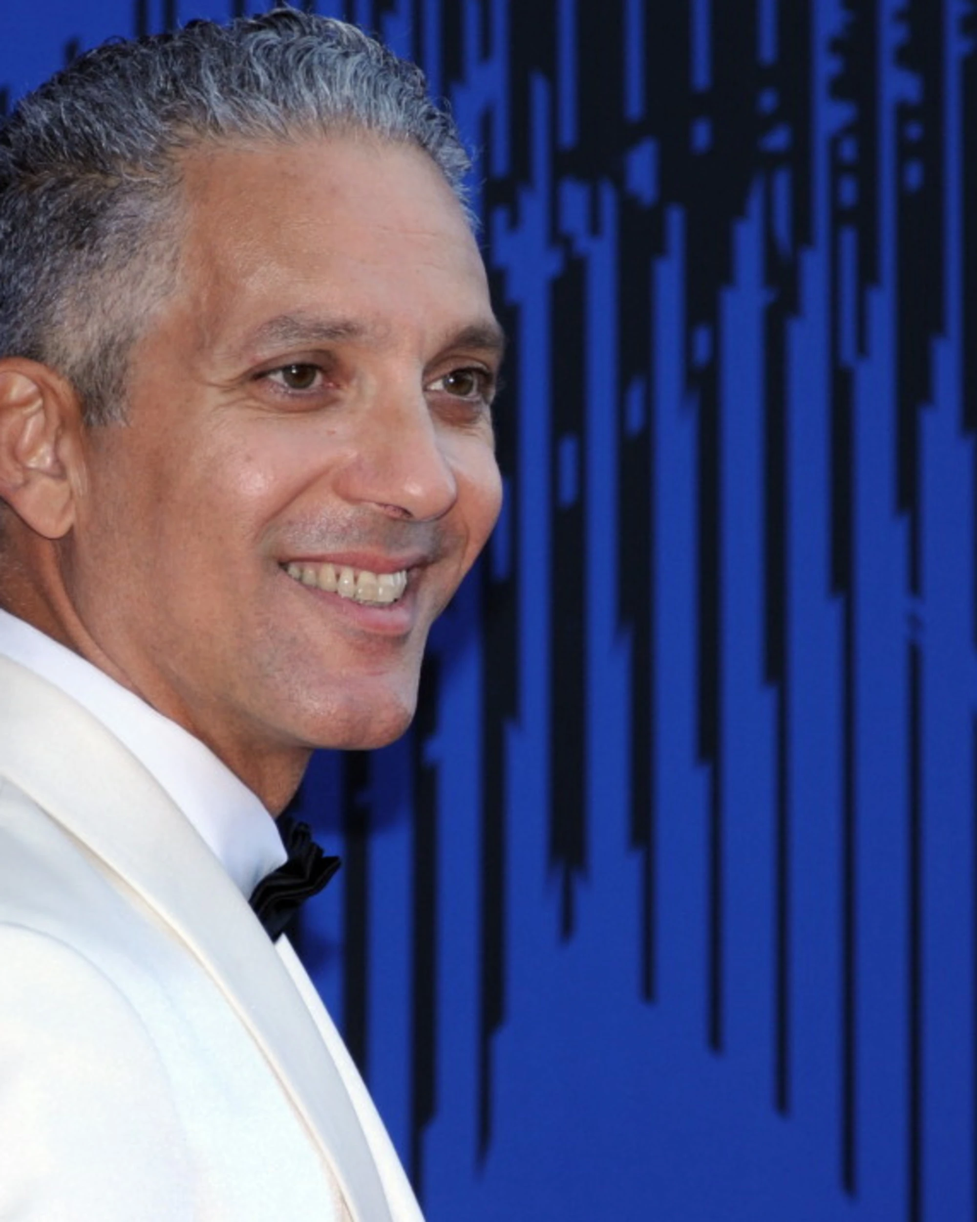 Stranizza d'amuri, Beppe Fiorello spinge in alto Rai 3