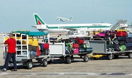 Furto di bagagli in aeroporto: arrestati 19 dipendenti Alitalia
