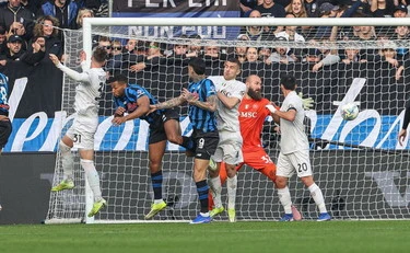 Serie A, l'Atalanta piega il Napoli in rimonta: la lotta Champions si infiamma