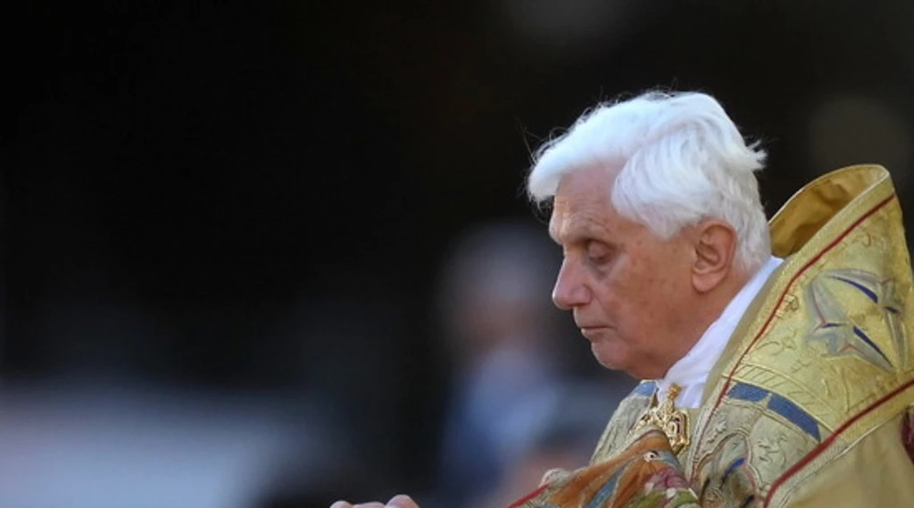 Papa Ratzinger, l'annuncio che scuote la chiesa: "Noi non ci fermiamo"