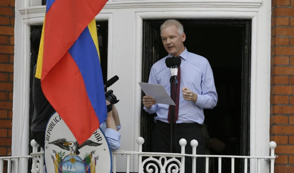 Assange sfida Obama dal balcone: "Ferma la caccia a Wikileaks"