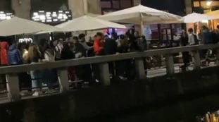 Milano, rissa sui Navigli: "Gli sbatte la testa sul granito", scena terribile