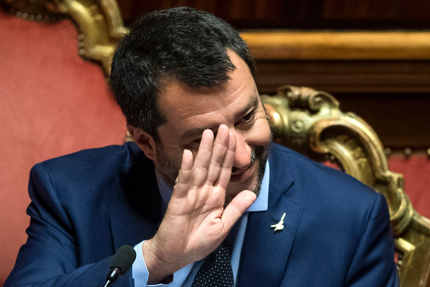 Matteo Salvini, show in aula: il Pd lo insulta, lui li umilia. Bacioni e una frase: "Vedo che tra di voi..."