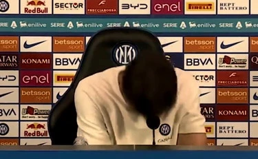 Chivu prende a testate il microfono: scene mai viste in conferenza stampa