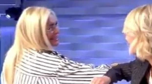 Domenica In, Maria De Filippi da Mara Venier vestita così. Il "dettaglio" non sfugge: "schiaffo alla miseria" in diretta?