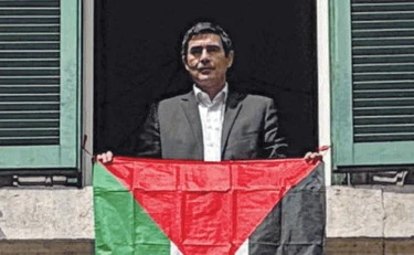 Sinistra, l'ultima carnevalata: "Vessilli di Gaza ai balconi"