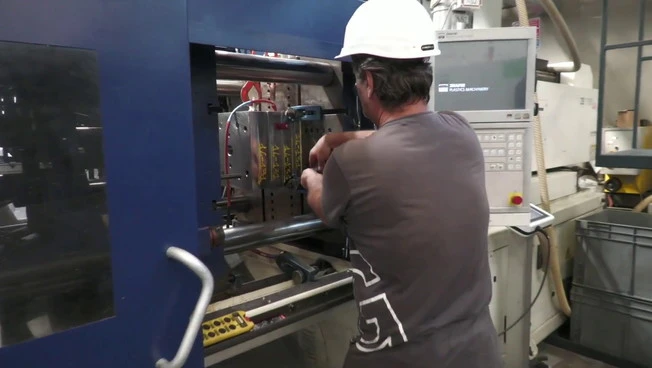 In lieve rialzo la produzione industriale a febbraio