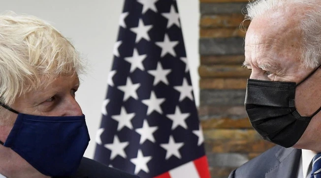 Afghanistan, l'indiscrezione: "Boris Johnson in pressing su Biden". Verso il ritorno in guerra: un morto all'aeroporto