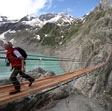 Ponte tibetano sul lago Trift