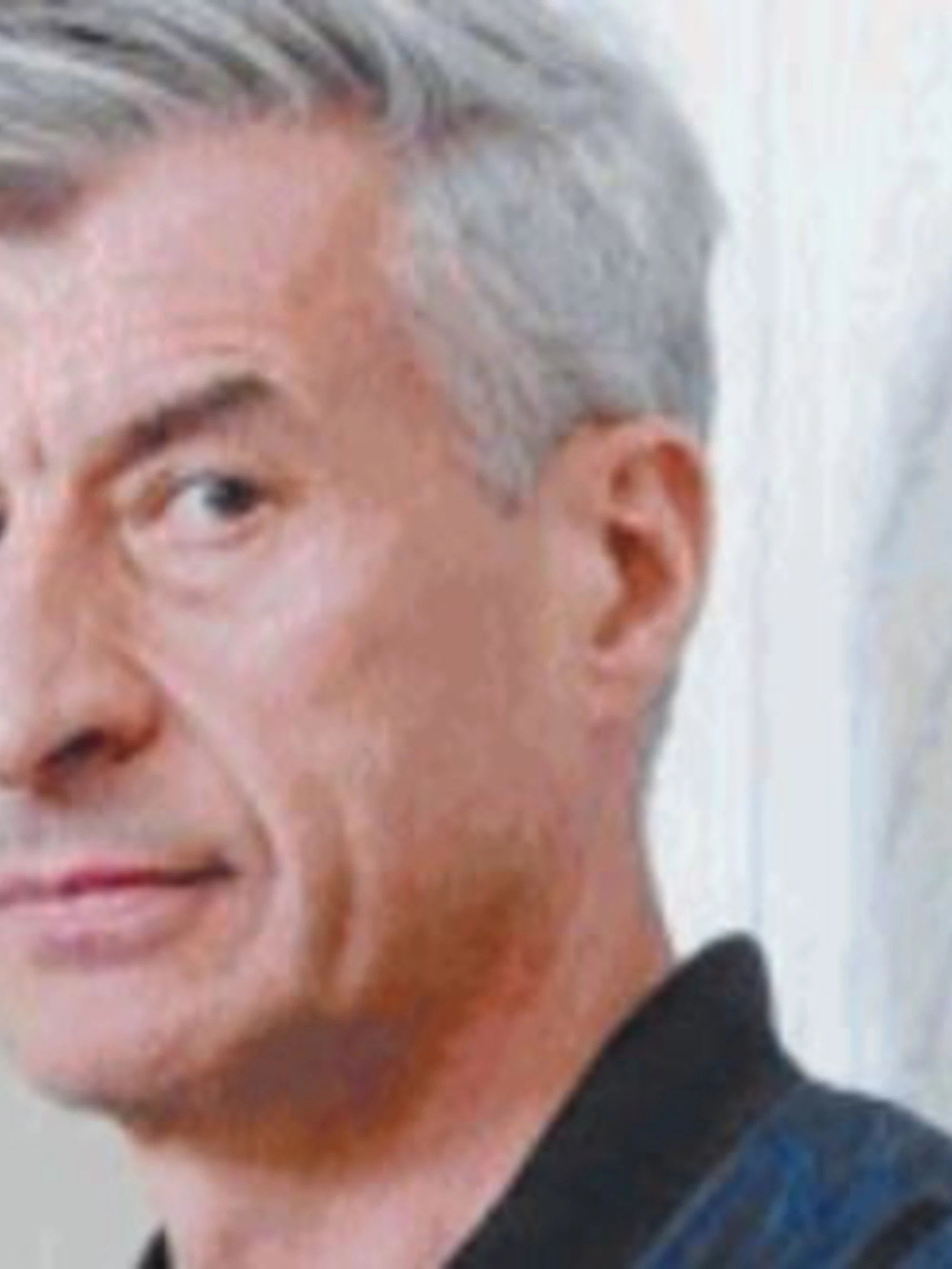 Ci mancava Cattelan: grida al "fascismo"