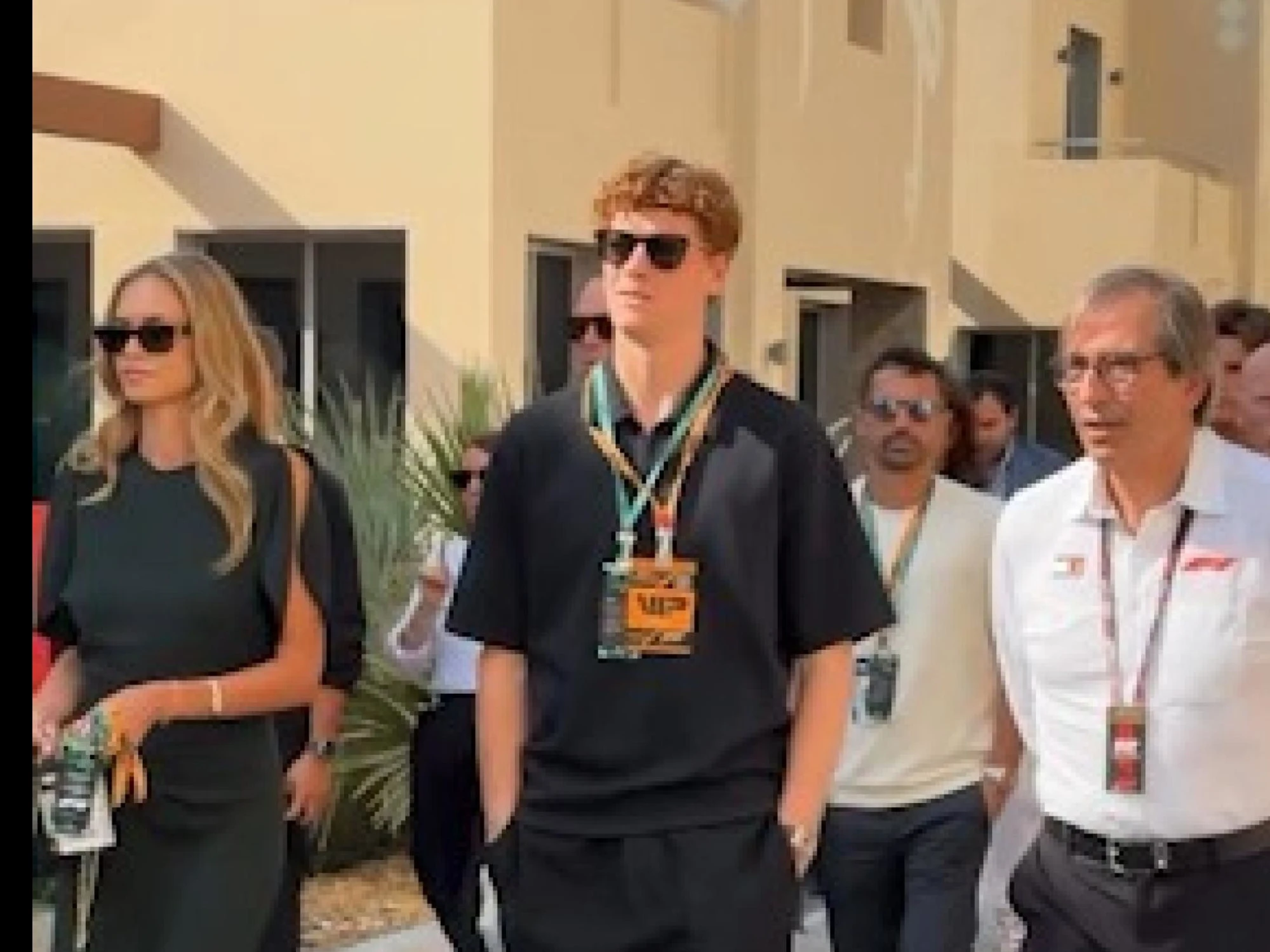 Jannik Sinner, clamoroso: mani in tasca, con chi lo beccano