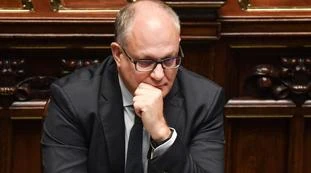 Roberto Gualtieri, mozione di sfiducia della Lega: "Ignobile gestione della trattativa con l'Ue"