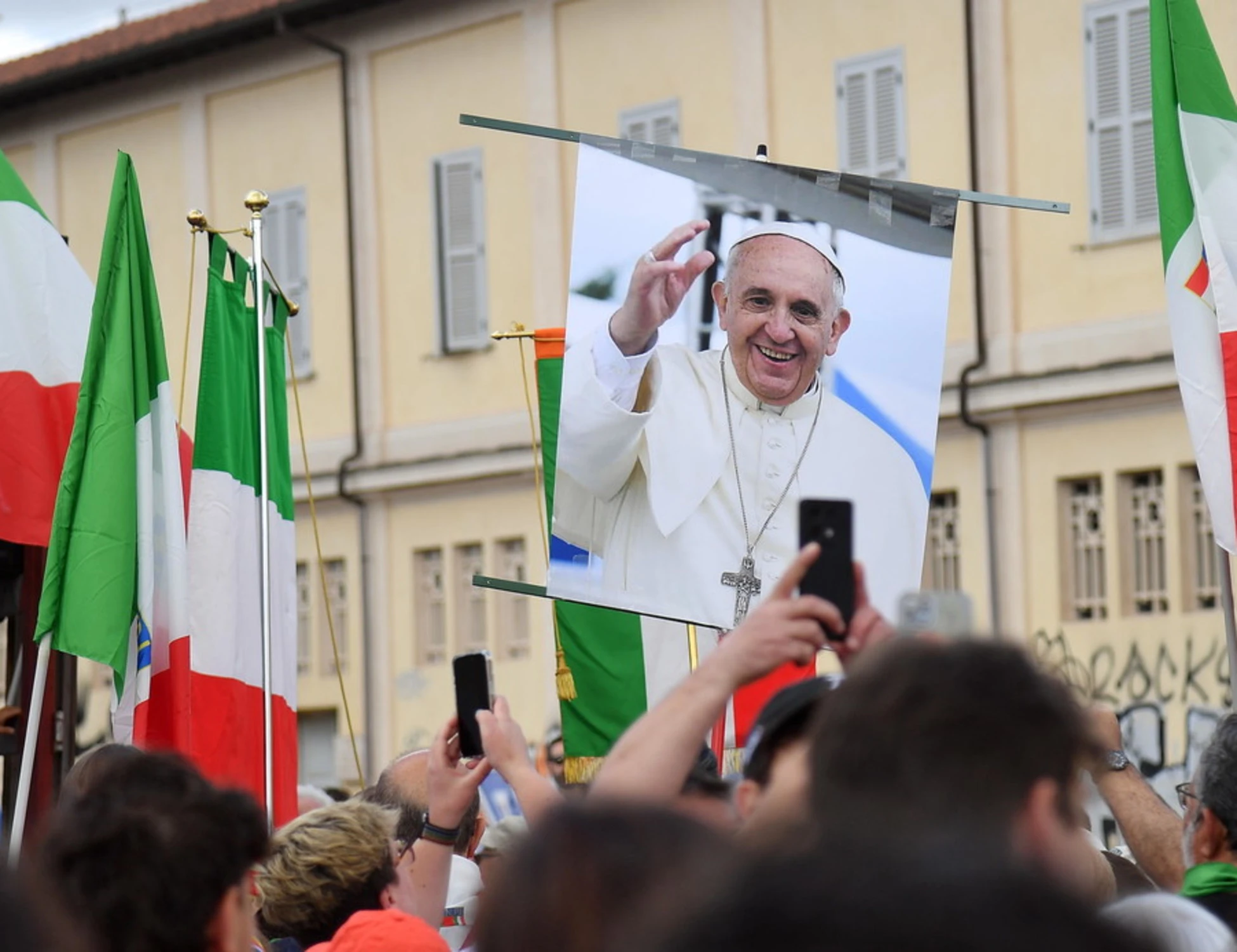 25 aprile, i pro-Pal usano anche il volto di Papa Francesco