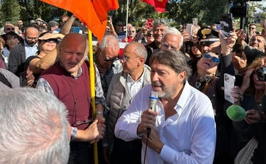 Ranucci in piazza smonta Conte: "Mi ha chiamato Meloni, democrazia non a rischio"